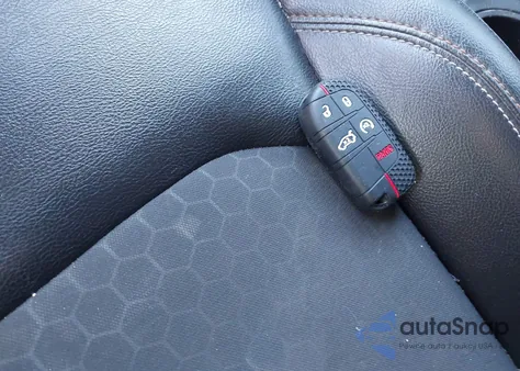 2018 Jeep Compass Latitude 4X4 z USA, uszkodzony, nr VIN 3C4NJDBB2JT174990